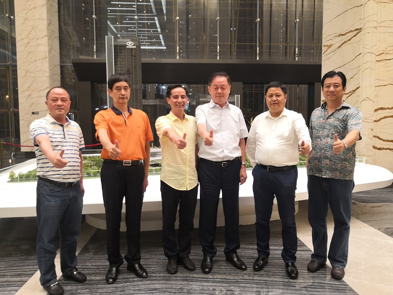 熊建明会长在深圳会见新疆江西商会会长桂弘