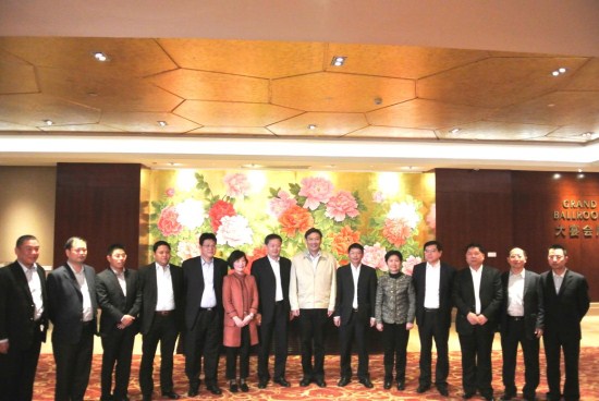 深圳市江西商会投资考察团在南昌签订6个投资项目，拟投资额385亿元