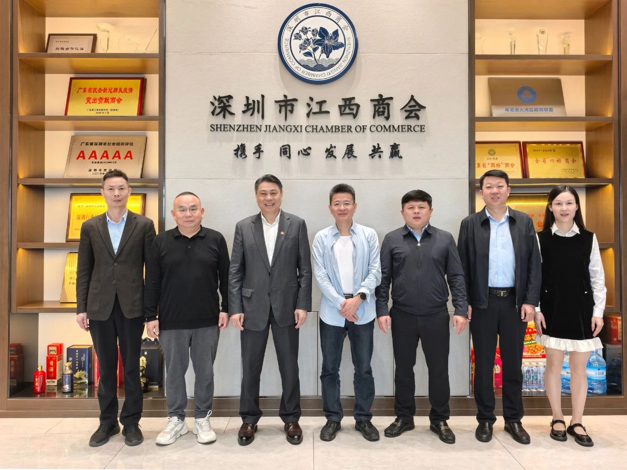 鹰潭市政府驻深圳办事处主任唐中一行莅临指导