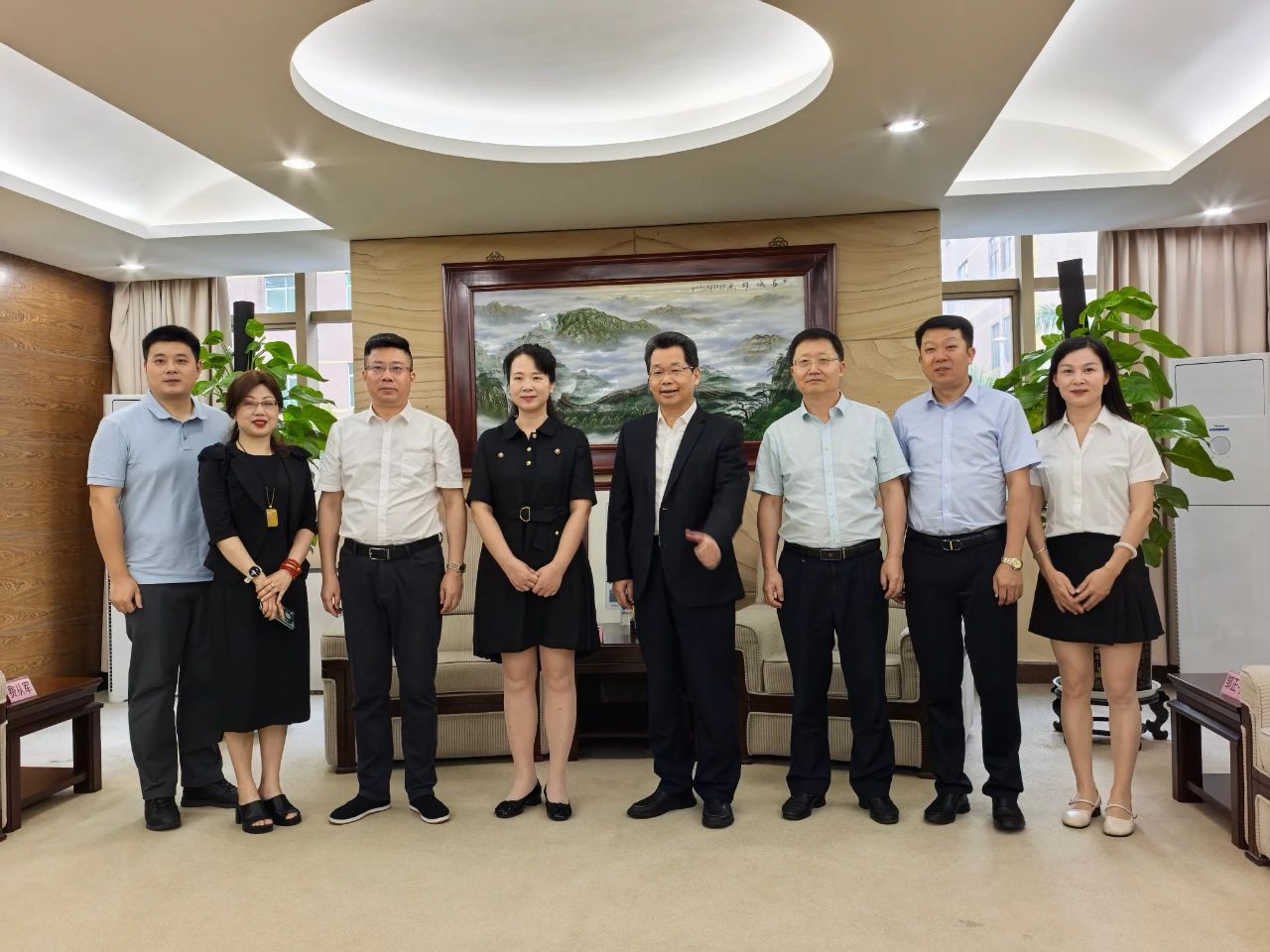 九江市政府驻深办主任黄丽一行拜访杨洪会长
