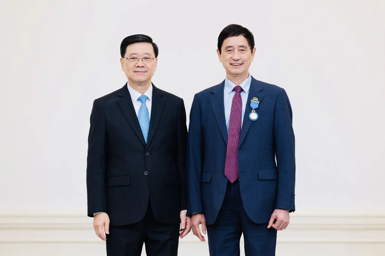 我会名誉会长王再兴获颁授香港荣誉勋章